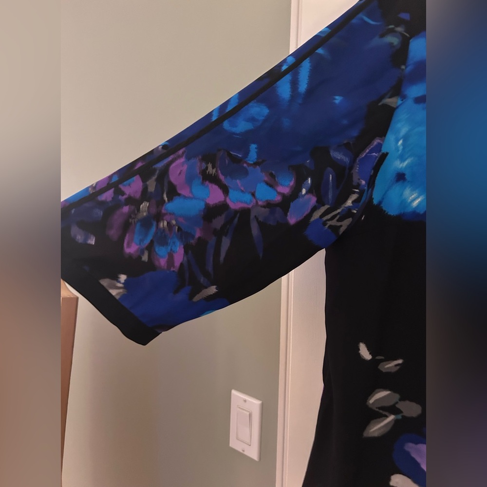 Adrianna Papell Black and Blue Floral Blouse Sz XL - Picture 4 of 7